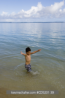 PEOPLE, CHILDREN: Boy, aged 4, playing in ocean, Hawaii