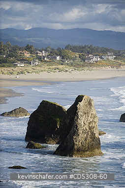 OREGON, SEASTACK: Seastacks and rugged Pacific Coastline, Bandon, Oregon