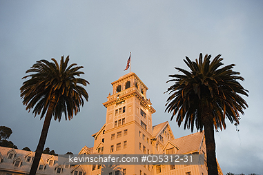 CALIFORNIA, CLAREMONT HOTEL: Claremont Hotel and Resort, Historic Hotel, Berkeley, California USA, Dusk with Palm Tree
