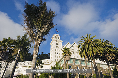 CALIFORNIA, CLAREMONT HOTEL: Claremont Hotel and Resort, Historic Hotel, Berkeley, California USA, Dusk with Palm Tree