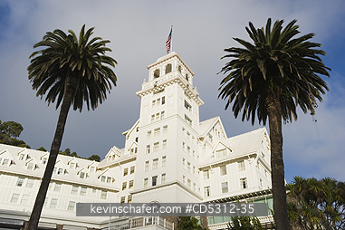 CALIFORNIA, CLAREMONT HOTEL: Claremont Hotel and Resort, Historic Hotel, Berkeley, California USA, Dusk with Palm Tree