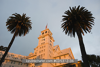 CALIFORNIA, CLAREMONT HOTEL: Claremont Hotel and Resort, Historic Hotel, Berkeley, California USA, Dusk with Palm Tree