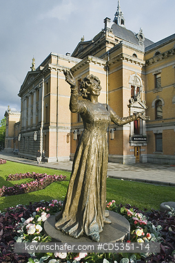 NORWAY, OSLO: Norway, Oslo, statue of Wenche Foss by Per Ung, Johanne Dybwad Square, National Theater behind
