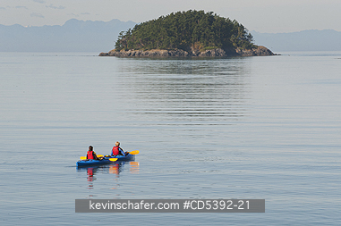 WASHINGTON, PEOPLE: Couple in Kayak, Deception Pass State Park, Washington