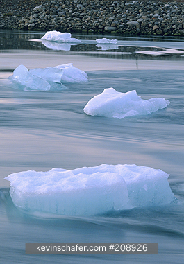 ICELAND: Iceland, Jokulsarlon, glacial lagoon on south coast, icebergs flow down to the sea.