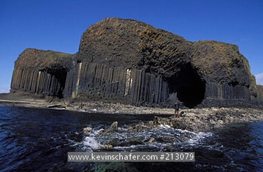 SCOTLAND: United Kingdom, Isle of Staffa, Inner Hebrides, Fingal\'s Cave and columnar basalt cliffs.