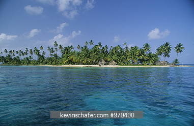 PANAMA, SAN BLAS ISLANDS: Kun Indians on small island, San Blas Islands, Panama.